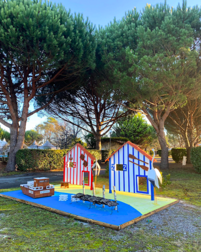 Bunte Miniaturhäuschen und Figuren im Feriendorf Seasonova Bassin d'Arcachon, Nouvelle-Aquitaine, Frankreich.