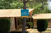 Tenda safari Slow Lodge + bagno presso Village Seasonova Bassin d'Arcachon, Francia, con albero e insegna.