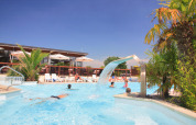 Vakantiepark Camping Seasonova Haliotis in Normandië, Frankrijk, met zwemparadijs, palmen en relaxstoelen.