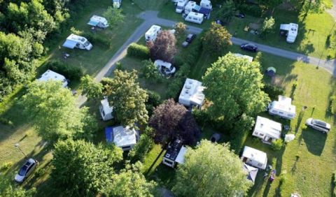Vue aérienne du Camping Seasonova Les Plages de Loire avec caravanes et verdure en France.