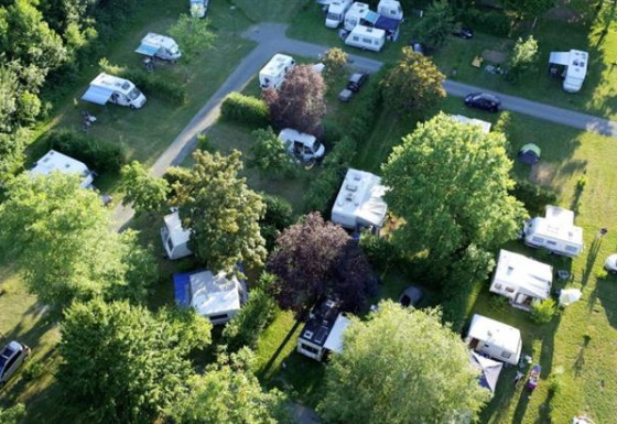 Vue aérienne du Camping Seasonova Les Plages de Loire avec caravanes et verdure en France.
