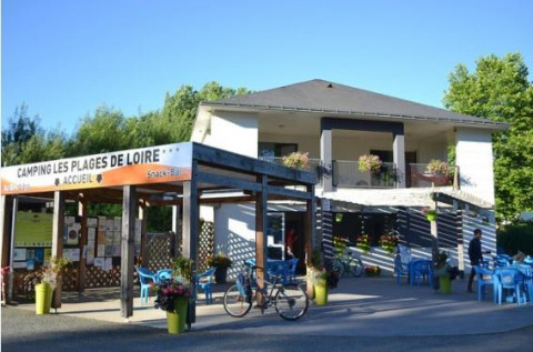 Foto del Camping Seasonova Les Plages de Loire en Pays de la Loire, Francia, con zona de asientos exterior.