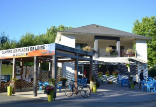Afbeelding van Camping Seasonova Les Plages de Loire in Pays de la Loire, Frankrijk met buitenterras.