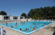 Piscina all'aperto affollata di bagnanti al Camping Seasonova Les Plages de Loire in Pays de la Loire, Francia.
