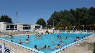 Piscina al aire libre con muchas personas disfrutando del sol en Camping Seasonova Les Plages de Loire, Francia.