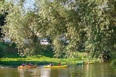 Menschen paddeln in Kajaks auf einem Fluss nahe Camping Seasonova Les Plages de Loire, Pays de la Loire, Frankreich.
