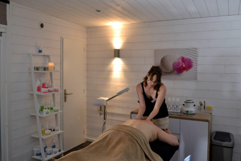 Sala de bienestar en Camping Seasonova Les Plages de Loire, Pays de la Loire, con masaje en curso.