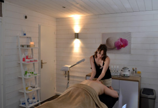 Sala benessere al Camping Seasonova Les Plages de Loire, Pays de la Loire, durante un massaggio.