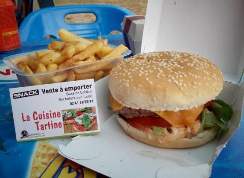 Foto di un cheeseburger con patatine fritte e biglietto da visita al Camping Seasonova Les Plages de Loire, Francia.