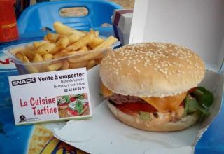 Foto di un cheeseburger con patatine fritte e biglietto da visita al Camping Seasonova Les Plages de Loire, Francia.