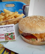 Foto de una hamburguesa con queso, papas fritas y tarjeta en Camping Seasonova Les Plages de Loire, Francia.