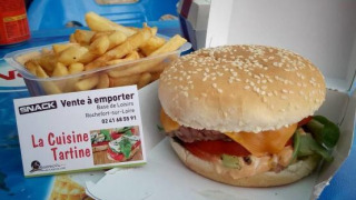 Foto de una hamburguesa con queso, papas fritas y tarjeta en Camping Seasonova Les Plages de Loire, Francia.