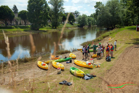 Groep mensen bereidt kajaks voor aan de rivier bij Rochefort sur Loire, Pays de la Loire, Frankrijk.