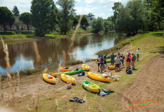 Groep mensen bereidt kajaks voor aan de rivier bij Rochefort sur Loire, Pays de la Loire, Frankrijk.