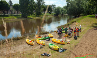 Grupo de personas preparando kayaks junto al río cerca de Rochefort sur Loire, Pays de la Loire, Francia.