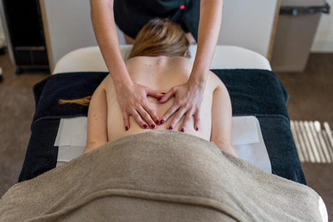 Persoon krijgt een ontspannende rugmassage bij Camping Seasonova Les Plages de Loire, Pays de la Loire, Frankrijk.