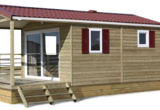 Træhytte ved Camping Seasonova Haliotis i Frankrig med veranda, rødt tag og små vinduer.