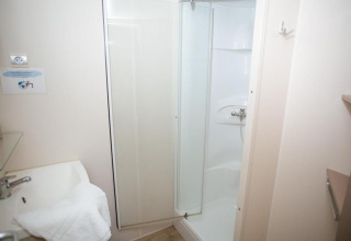 Kleines Badezimmer mit Dusche und Waschbecken im Cottage Zen auf dem Camping Seasonova Haliotis in Frankreich.