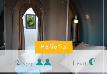 Interno di una tenda safari allo Slow Life Stay, Camping Seasonova Haliotis, Francia, per 2 persone e 1 notte.
