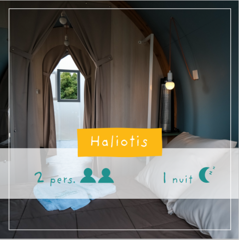 Innenraum eines Safari-Zeltes im Slow Life Stay, Camping Seasonova Haliotis, Frankreich, für 2 Personen, 1 Nacht.