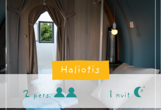 Innenraum eines Safari-Zeltes im Slow Life Stay, Camping Seasonova Haliotis, Frankreich, für 2 Personen, 1 Nacht.