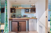 Pequeña cocina en la cabaña Corfou de Camping Seasonova Les Plages de Loire en Francia, con electrodomésticos.