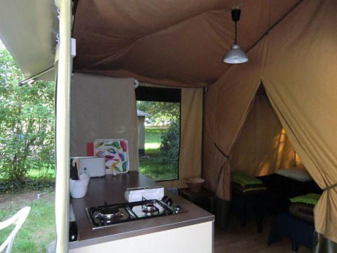 Interior de una cabaña Bungalodge con cocina y zona de dormir en Camping Seasonova Les Plages de Loire, Francia.