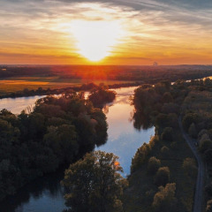 Puesta de sol sobre el río en Camping Seasonova Le Martinet, Centre-Val de Loire, Francia, rodeado de naturaleza.