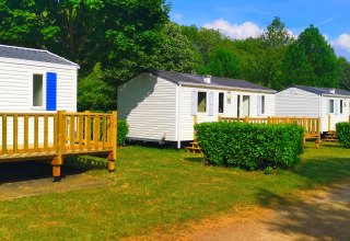Casas móviles blancas alineadas en el Camping Seasonova Le Martinet en Centre-Val de Loire, Francia.