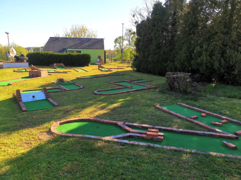 Minigolfbaan op Camping Seasonova Le Martinet in Centre-Val de Loire, Frankrijk, te midden van het groen.