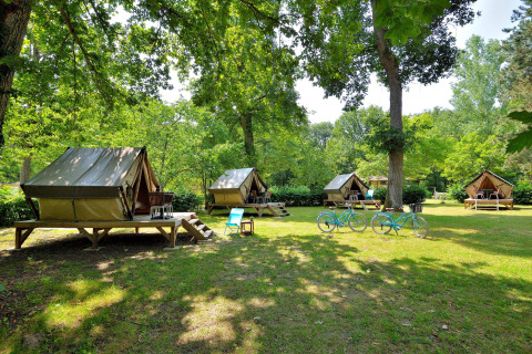 Tenthuisjes en fietsen op Camping Seasonova Etang de la Vallée, Centre-Val de Loire, Frankrijk.