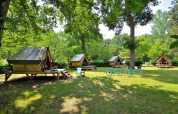 Tenthuisjes en fietsen op Camping Seasonova Etang de la Vallée, Centre-Val de Loire, Frankrijk.