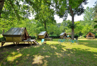 Zomerse tenthuisjes en fietsen bij Camping Seasonova Etang de la Vallée, Centre-Val de Loire, Frankrijk.