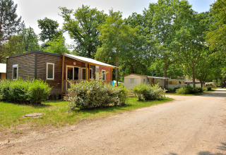 Feriehytteri grønne omgivelser ved Camping Seasonova Etang de la Vallée, Centre-Val de Loire, Frankrig.