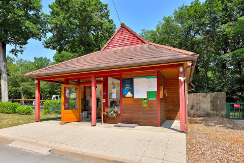 Recepción del Camping Seasonova Etang de la Vallée, entre árboles, en Centre-Val de Loire, Francia.