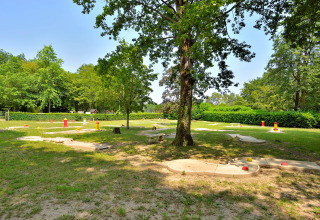 Minigolfbaan bij Camping Seasonova Etang de la Vallée, omringd door bomen in Centre-Val de Loire, Frankrijk.