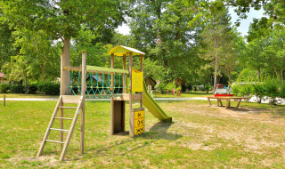 Parque infantil con tobogán y estructura para trepar en Camping Seasonova Etang de la Vallée, Francia.
