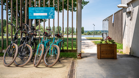 Zona de alquiler de bicicletas y vista al lago en Camping Seasonova Vesoul, Borgoña-Franco Condado, Francia.