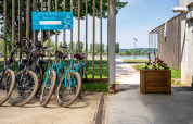 Fietsverhuur en zicht op het meer bij Camping Seasonova Vesoul in Bourgogne-Franche-Comté, Frankrijk.