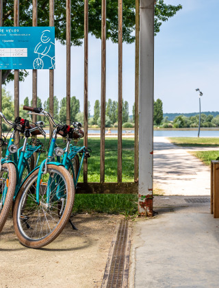 Zona de alquiler de bicicletas y vista al lago en Camping Seasonova Vesoul, Borgoña-Franco Condado, Francia.