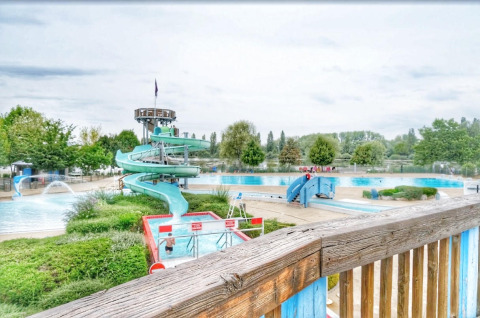 Beeld van een openluchtwaterpark met glijbaan en zwembad bij Camping Seasonova Vesoul, Bourgogne-Franche-Comté, Frankrijk.