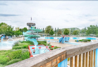 Beeld van een openluchtwaterpark met glijbaan en zwembad bij Camping Seasonova Vesoul, Bourgogne-Franche-Comté, Frankrijk.