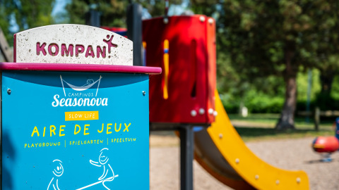Blauw informatiebord aan de speeltuin bij Camping Seasonova Vesoul, Bourgogne-Franche-Comté, Frankrijk.