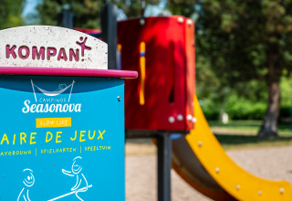 Cartello informativo blu nell'area giochi di Camping Seasonova Vesoul, Borgogna-Franca Contea, Francia.