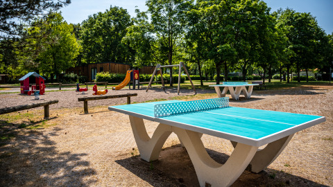 Parco giochi e tavolo da ping pong al Camping Seasonova Vesoul, Borgogna-Franca Contea, Francia.