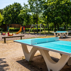 Parque infantil y mesa de ping-pong en Camping Seasonova Vesoul en Bourgogne-Franche-Comté, Francia.