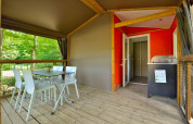 Buiten eetgedeelte en kitchenette in een Mobilodge bij Camping Seasonova Etang de la Vallée, Frankrijk.