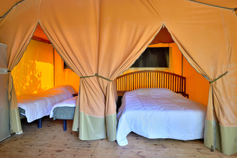 Innenansicht des Lodge Nature Safarizelts auf Camping Seasonova Etang de la Vallée mit zwei Betten.