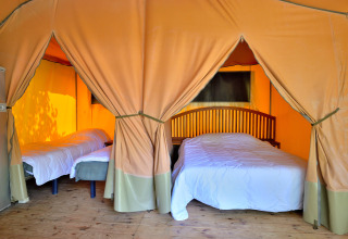 Innenansicht des Lodge Nature Safarizelts auf Camping Seasonova Etang de la Vallée mit zwei Betten.
