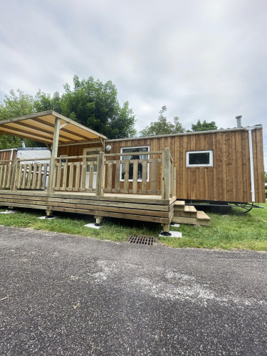 Imagen de Cottage Zen, una cabaña de madera con terraza techada en un entorno natural y tranquilo.
